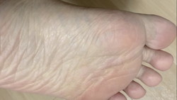 【脚・足の裏・足フェチ】素人女性が自撮りで足洗いや脚、足の裏のアップ撮影